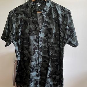 Short sleeve shirt in dark grey camouflage from Blade & Blue